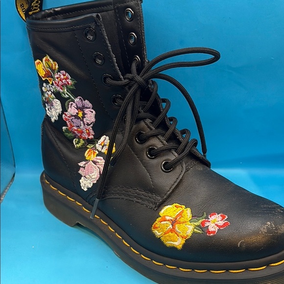 Dr. Martens Shoes - Dr. Marten Vondo II Floral Embroidered Black Boots, size 6